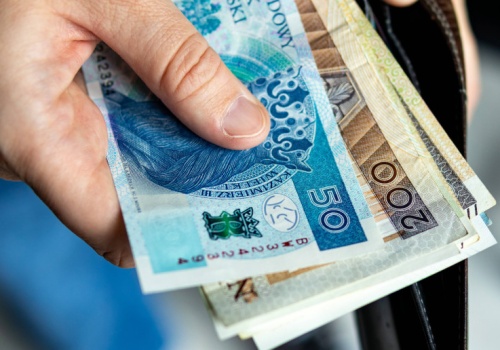 Banki apelują o wypłatę gotówki. Konkretna kwota na jedną osobę