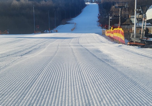 Świetne warunki na stoku Dębowca mimo wysokich temperatur. BBOSiR zaprasza