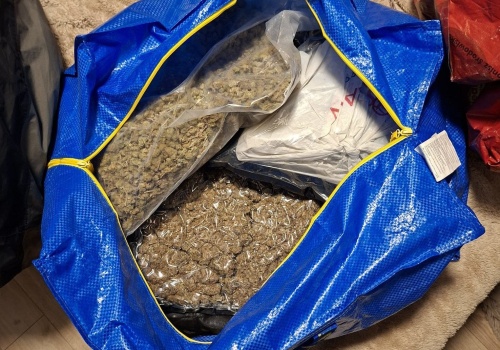 Magazyn narkotyków w mieszkaniu na Białołęce. Policjanci przejęli ponad dwa kilogramy marihuany