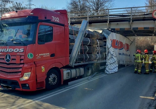 Ciężarówka utknęła pod wiaduktem. Kierowca się przeliczył