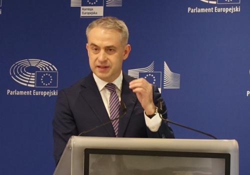 Fala fake newsów zalała Polskę. Gawkowski uderza w platformy