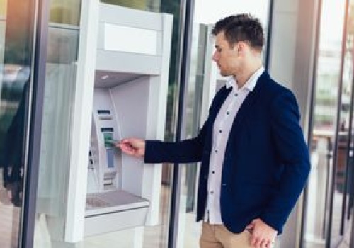 Polacy wycofują gotówkę z banków. Eksperci podali powody