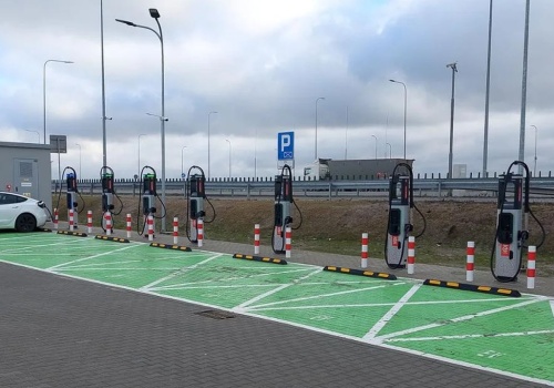 Ponad dwukrotny wzrost w trzy lata. Przy polskich autostradach działa już blisko 500 punktów ładowania