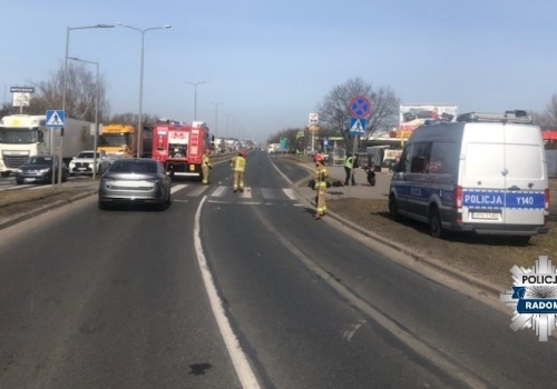 77-letni motocyklista uderzył w osobówkę. Kierujący jednośladem trafił do szpitala