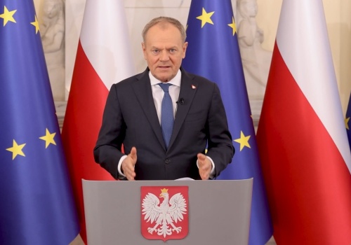 Tusk próbuje rozkazywać prezydentowi. 