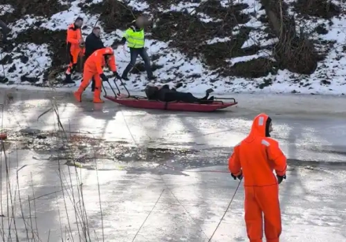 Pieniężno: Akcja ratunkowa na rzece Wałsza. Pod mężczyzną załamał się lód