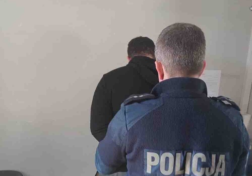 Zaniedbane i niedożywione dwumiesięczne niemowlę odebrane rodzicom. Ojciec rzucił się z nożem na policjanta