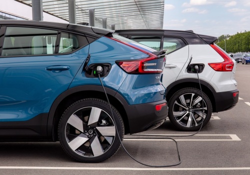 Jeździsz elektrykiem, ale i tak nie unikniesz opłaty paliwowej. Jeden kraj już rozpoczął przygotowania