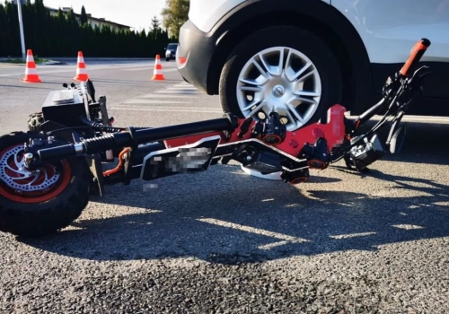 Sezon rozpoczęty. Nastolatek na hulajnodze elektrycznej uderzył w samochód