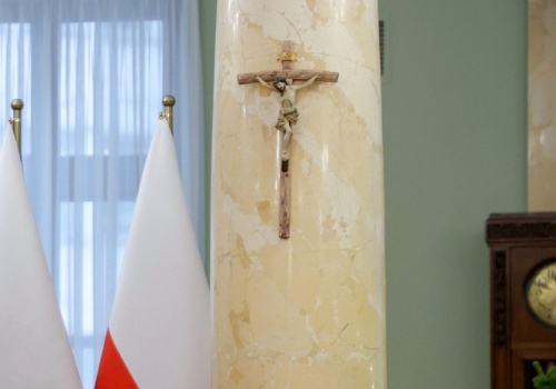 Wojewoda lubelski po raz kolejny uniewinniony. Miał prawo przenieść krzyż, nie było też obrazy uczuć