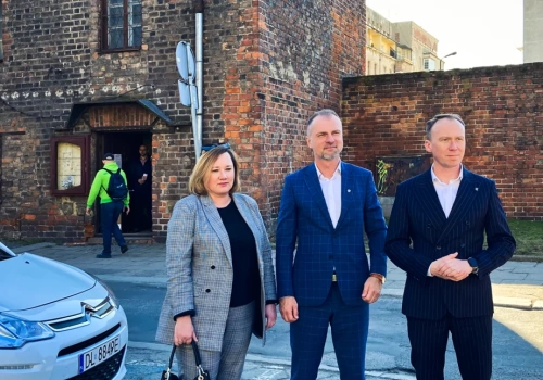 Setka legniczan zwiedziła dziś wnętrza Bramy Chojnowskiej przed remontem