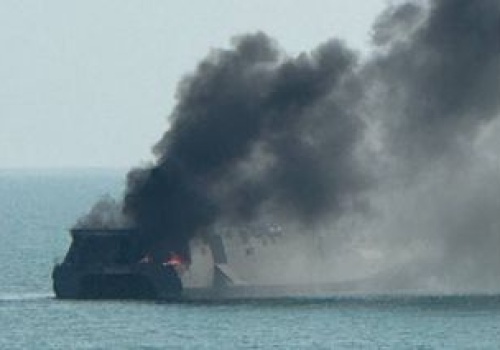 USA pokazały zdjęcia. Irański okręt przykrył czarny dym