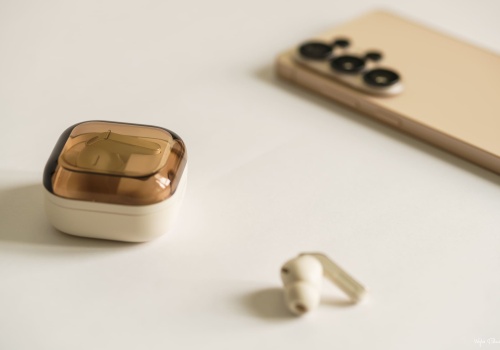 Półprzezroczyste etui, głębszy bas i asystenci AI. Samsung prezentuje wyróżniki Galaxy Buds4 oraz Buds4 Pro