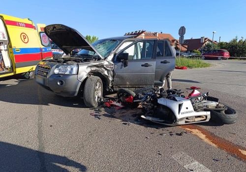 Wyjeżdżał z bocznej uliczki, w bok jego auta uderzył motocyklista. Kierowca Land Rovera uniewinniony