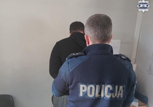 Policjanci pomogli dwumiesięcznemu dziecku. Podczas interwencji ojciec dziecka wyciągnął nóż