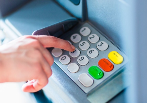 Masowe wypłaty gotówki z bankomatów. Polacy zabierają swoje oszczędności, eksperci jednak ostrzegają