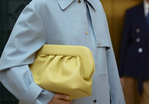 Delikatne pastele wracają do gry. Baby blue i butter yellow dosłownie wymiatają w wiosennych stylizacjach