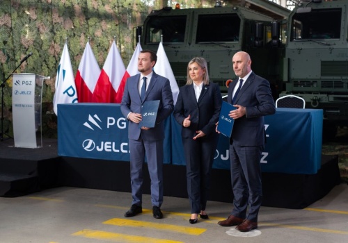 Ponad 756 milionów dla Jelcza. Co z inwestycją w hale po Rafako?