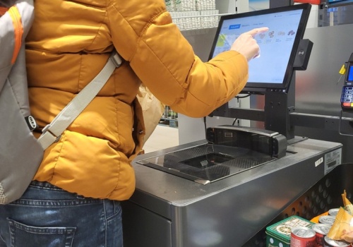 Koniec z nerwowym szukaniem aplikacji przy kasie. Nowe rozwiązanie przy kasie