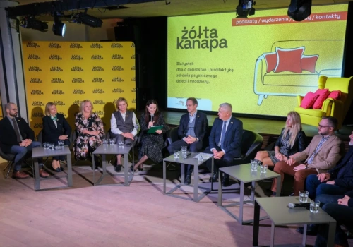Żółta Kanapa wraca. III edycja poświęcona problemowi hejtu wśród młodzieży