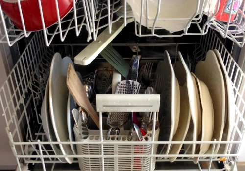 Tysiące osób robią to ze zmywarką. Serwisanci ostrzegają: ten „genialny trik” z Internetu niszczy sprzęt