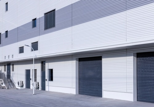 Wymogi techniczne i przygotowanie otworu pod montaż bramy przemysłowej – wskazówki