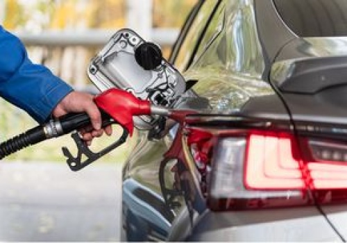 Zarobki sprzedawców na stacjach paliw. Tyle dostają 