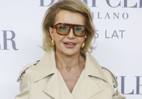 Zapomnij o granatowych jeansach. Wiosną modny będzie inny kolor. Racewicz już go nosi