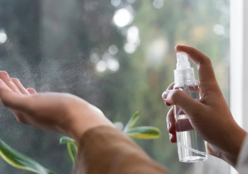 Dodaj kilka kropli do wody i spryskaj pościel. Sypialnia pachnie jak wiosenny ogród