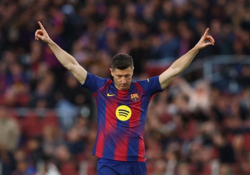 Lewandowski czuje na plecach oddech Kane'a. 