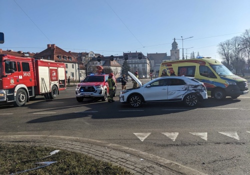 Zderzyli się z wozem strażackim. Utrudnienia na skrzyżowaniu