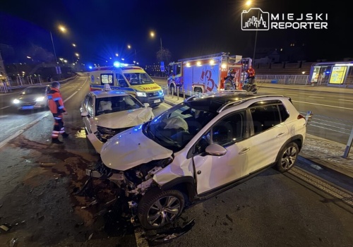 76-latka jechała “pod prąd” Trasą Łazienkowską. Zderzyła się czołowo z autem przewozu osób