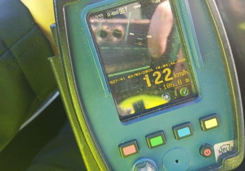 Nowe przepisy w praktyce. Kierowca BMW stracił prawo jazdy poza terenem zabudowanym