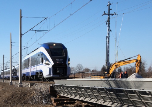 Modernizacja ważnej trasy kolejowej z Wrocławia do Warszawy wkracza w kluczowy etap