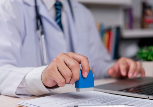 Zamiast koronera „urzędowy lekarz do spraw zgonów”. Oburzenie i pismo do Tuska