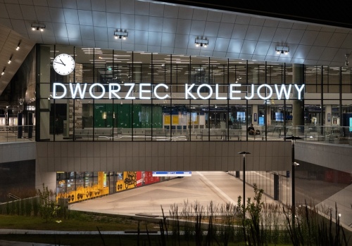 Na środku dworca postawili budę. Zaserwowali powrót do przeszłości