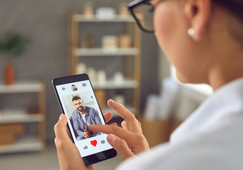 „Miejski Tinder” ratunkiem na samotność Warszawiaków? Radny chce utworzenia specjalnej aplikacji towarzyskiej