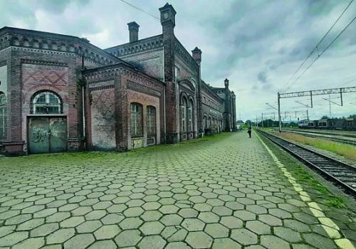 Kamieniec Ząbkowicki. Dworzec z nadzieją