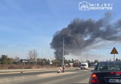 Pożar stolarni pod Warszawą. Cała hala produkcyjna w ogniu. Trwa akcja gaśnicza