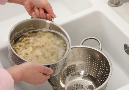 Po gotowaniu wylewasz wrzątek do zlewu? To duży błąd. Tak zaczynają się awarie w kuchni