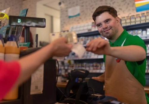 Tyle naprawdę zarabia się na stacji paliw. Kwoty mogą Cię mocno zaskoczyć!