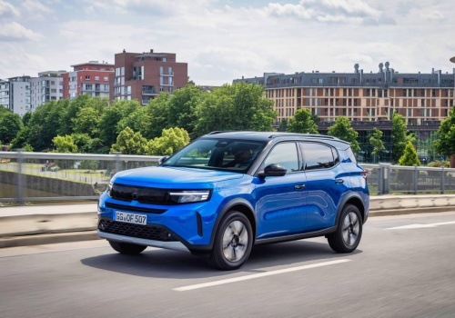 Bezkluczykowy rozruch, funkcja podgrzewania i świeży kolor: Opel Frontera teraz jeszcze bardziej wszechstronny