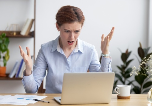 Odrzucona faktura w KSeF? MF każe monitorować, pobierać UPO i ponownie wysyłać