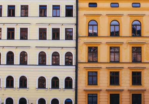 Mieszkanie o połowę taniej? Sprawdź, jak zaadaptować biuro w kamienicy na własne „M”