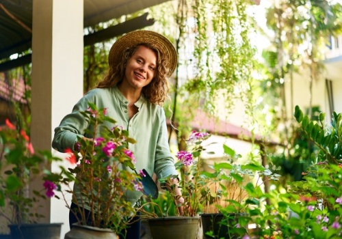 Chcesz, by twój ogród przez cały sezon był pokryty kwiatami? Posadź te gatunki