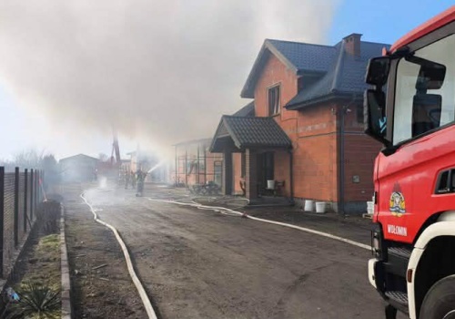 Rozległy pożar pod Warszawą. Spłonął zakład stolarski