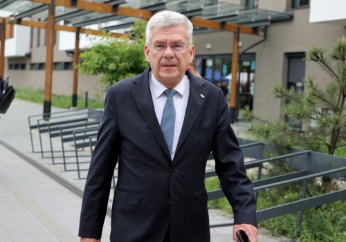 Karczewski donosił, że nie wpuścili go na teren parlamentu i uderzył w Czarzastego. …