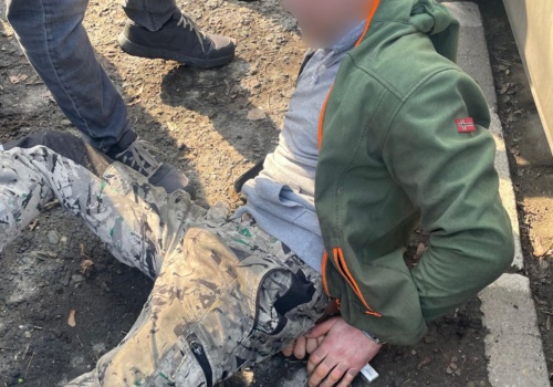 Nieudana kradzież w Krakowie. Holowane auto bez hamulców wjechało w samochód złodziei