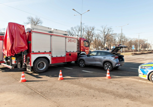 Kolizja osobówki z wozem PSP w Elblągu. Strażak ukarany