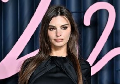 Tym razem przesadziła? Emily Ratajkowski bez topu i biustonosza